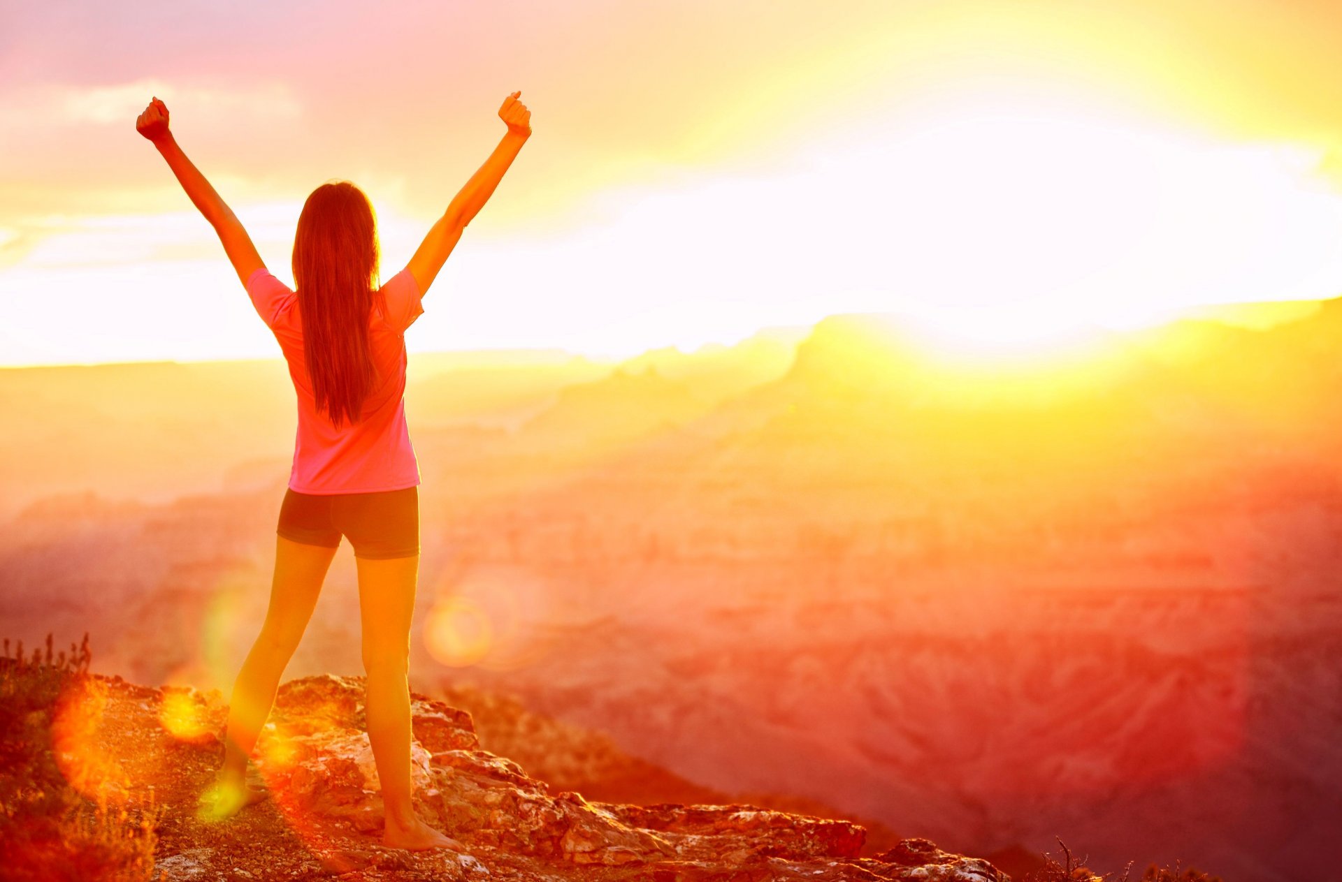 stati d animo ragazza mani libertà pantaloncini natura sole giorno sfondo carta da parati widescreen schermo intero widescreen