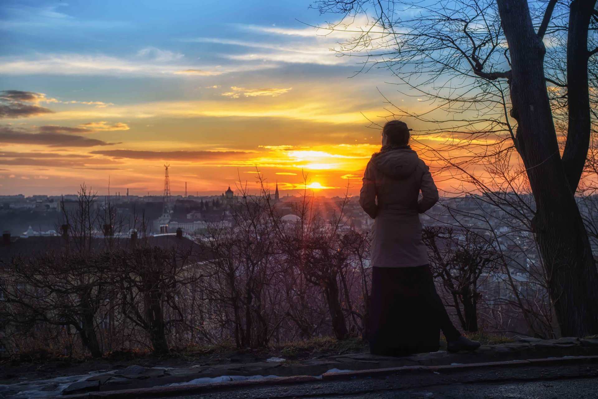 fille soleil coucher de soleil vue ville lions