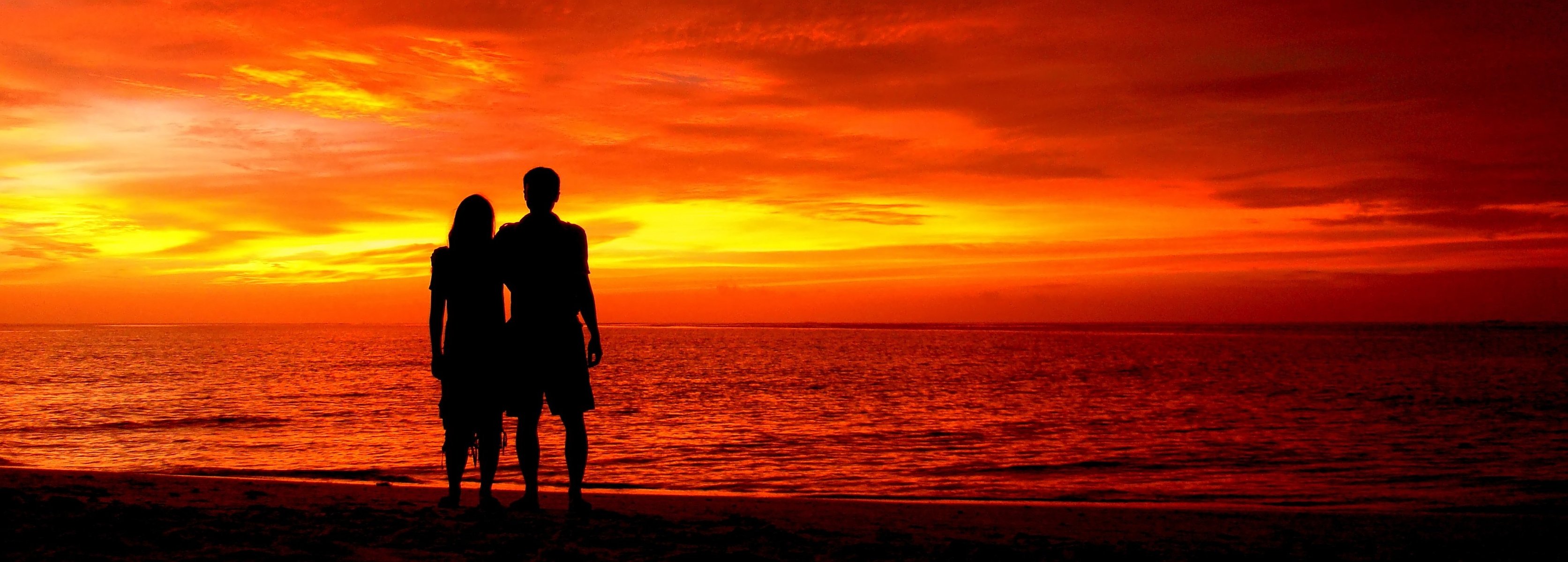 silhouette romantica coppia innamorata bellissimo cielo tramonto rosso maldive oceano indiano natura paesaggio amore silhouette romantica