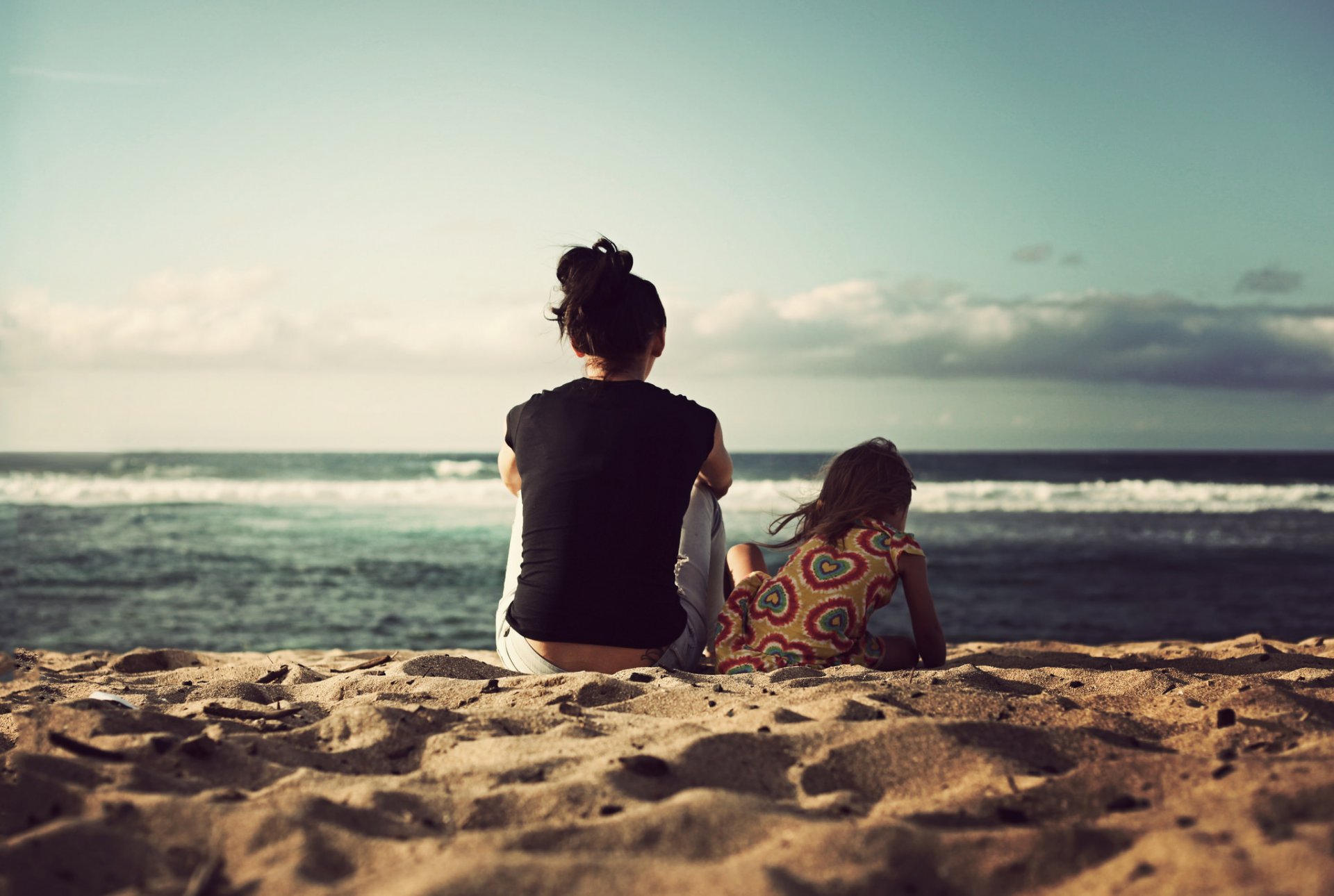 eine frau ein mädchen.strand sand