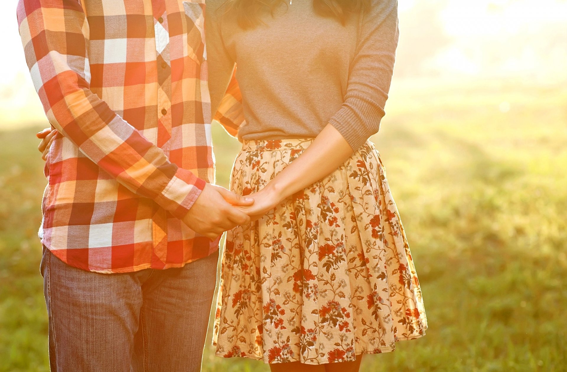 de l humeur une fille un gars un homme une femme un couple le couple l amour les sentiments les mains jupe d été la chaleur la famille la nature le flou fond fonds d écran grand écran plein écran grand écran