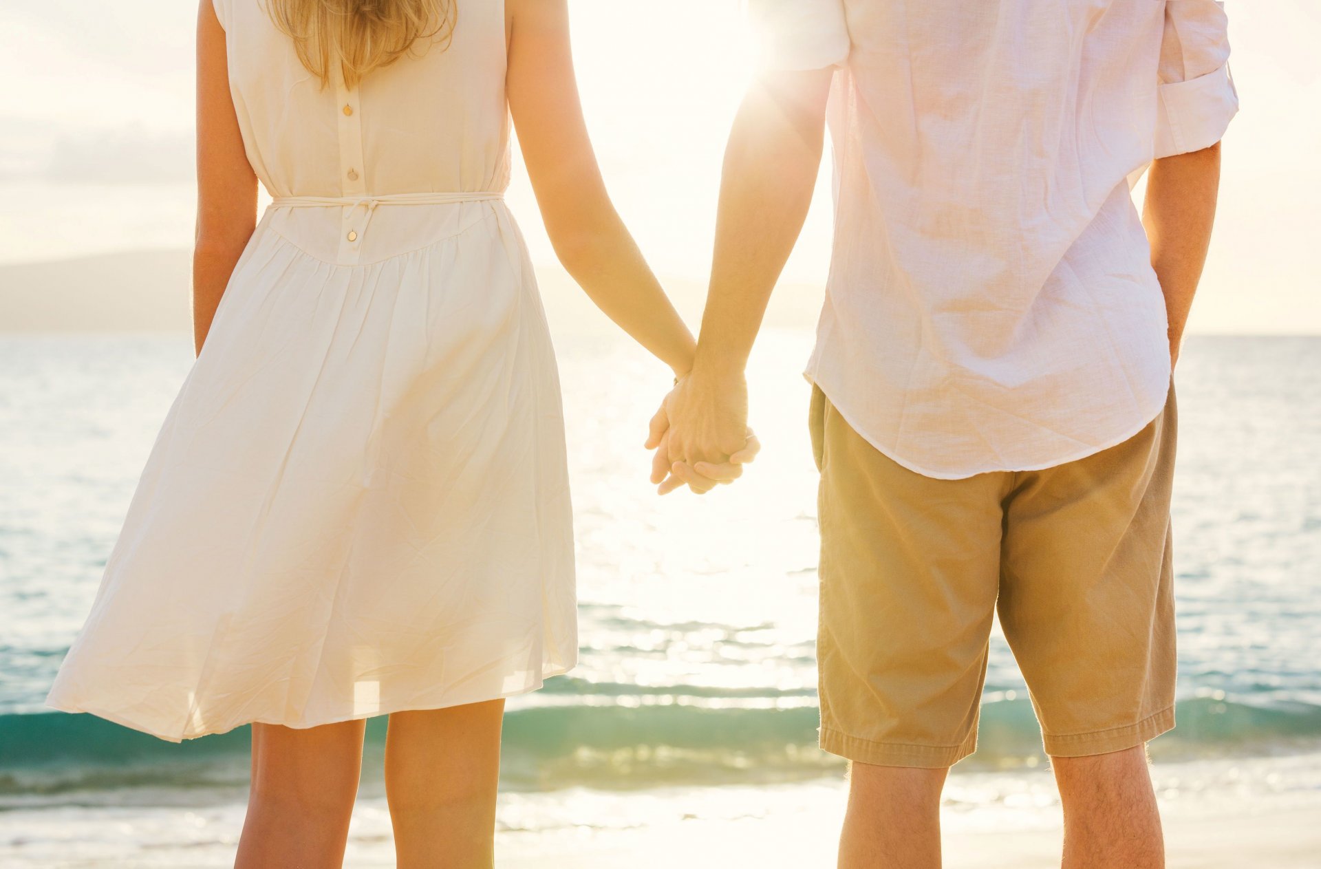 stimmungen mädchen kerl mann frau hände stütze schutz liebe gefühle kleid strand sand meer urlaub welle romantik schön männer sonne hintergrund tapete widescreen vollbild widescreen