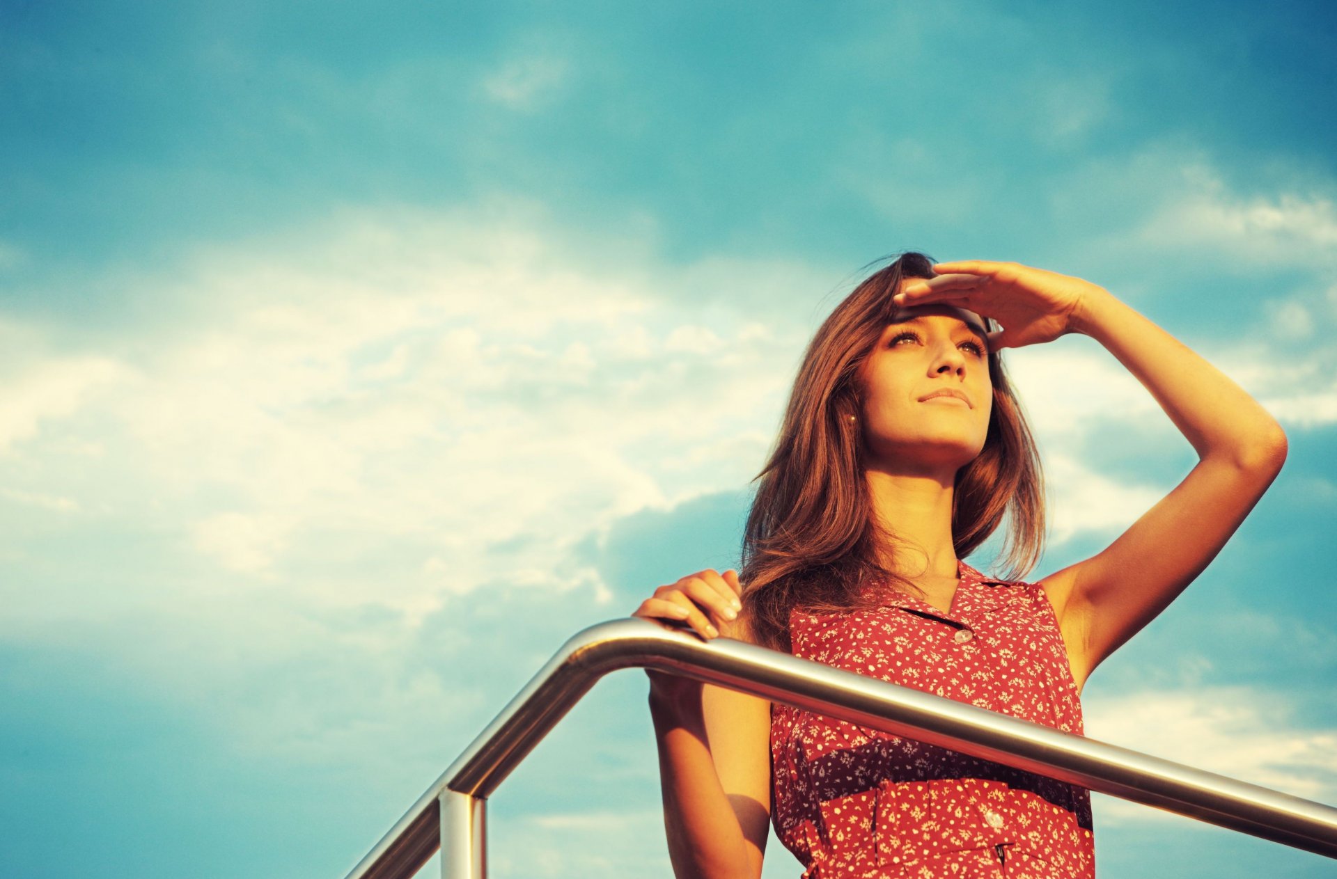 de l humeur la jeune fille le visage le maquillage le regard au loin la main soleil ciel fond fonds d écran grand écran plein écran grand écran grand écran