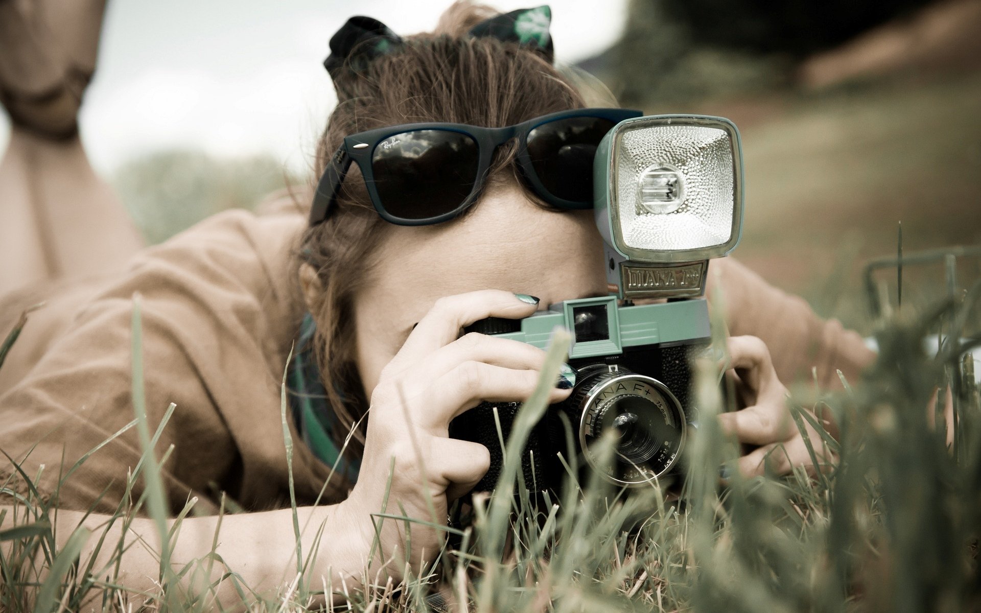 nastrój dziewczyna brunetka okulary aparat fotografowanie trawa zieleń natura aparat tło tapeta panoramiczny pełny ekran panoramiczny