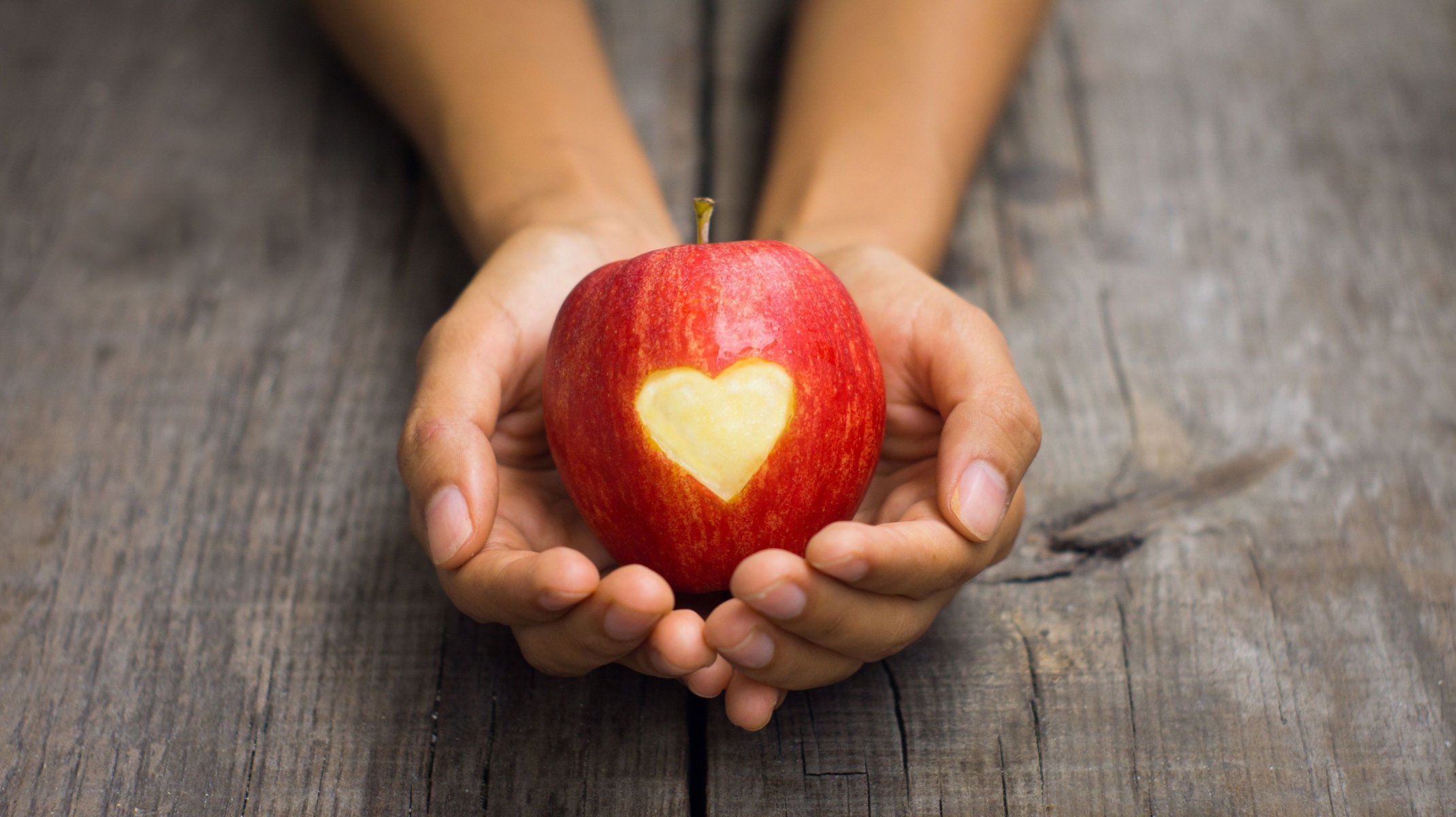 estado de ánimo manzana corazón corazón forma manzana roja hombre manos niña fondo fondo de pantalla pantalla ancha pantalla completa pantalla ancha pantalla ancha