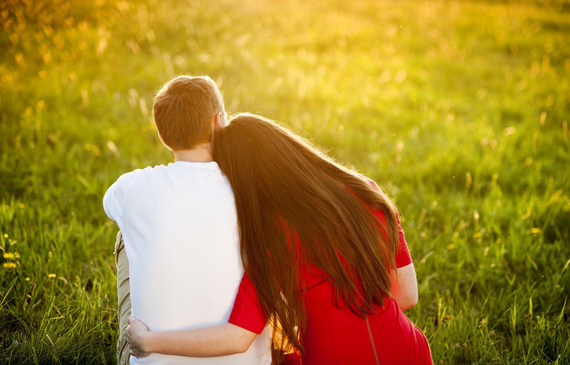 estados de ánimo chica novio hombre mujer morena amantes pareja pareja vacaciones hierba vegetación verano sol flores calidez abrazo ternura sentimientos vestido rojo amor hombre romance naturaleza fondo de pantalla pantalla ancha pantalla completa pantalla ancha