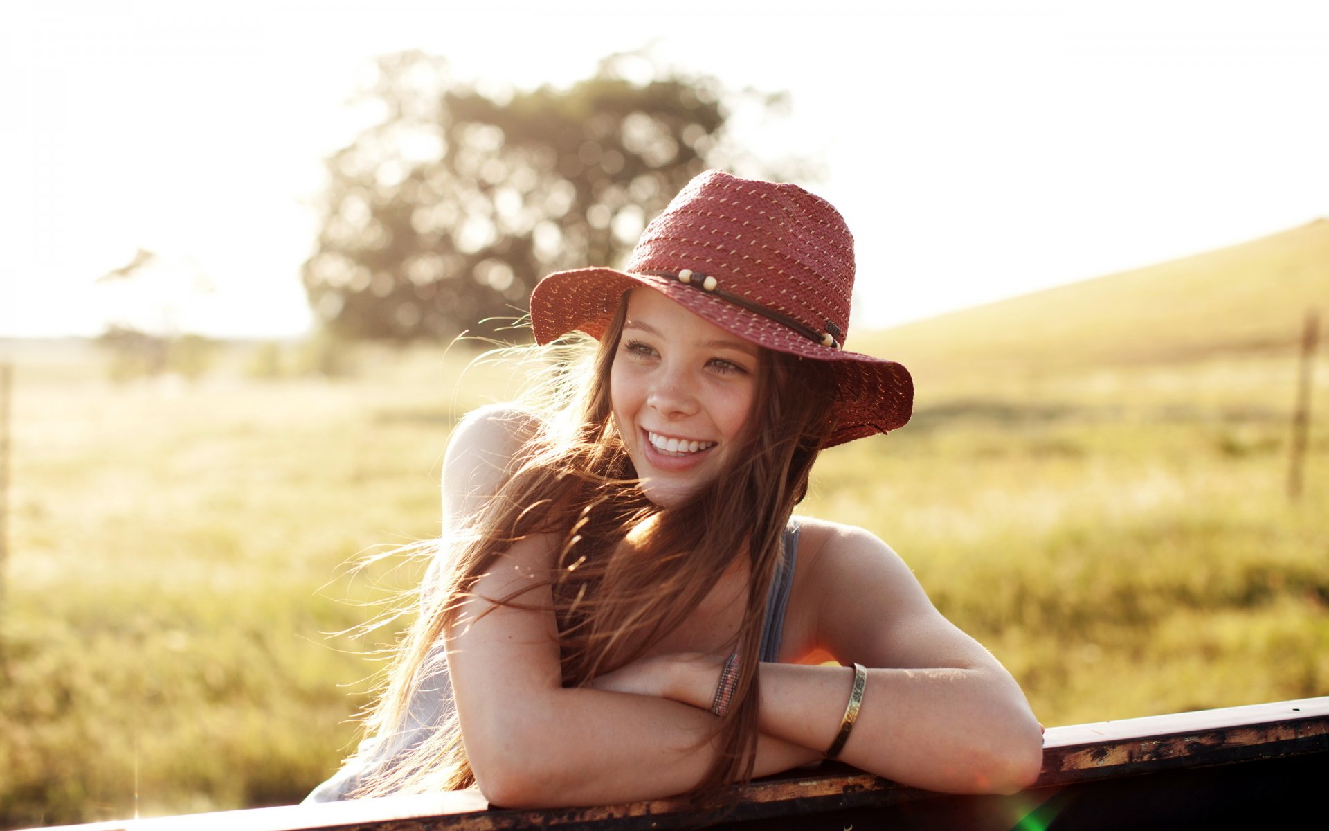 chica sombrero sonrisa verano estado de ánimo