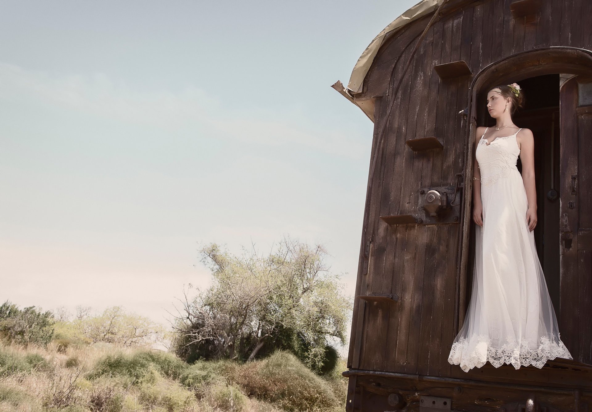 sposa pensosità carro vestito