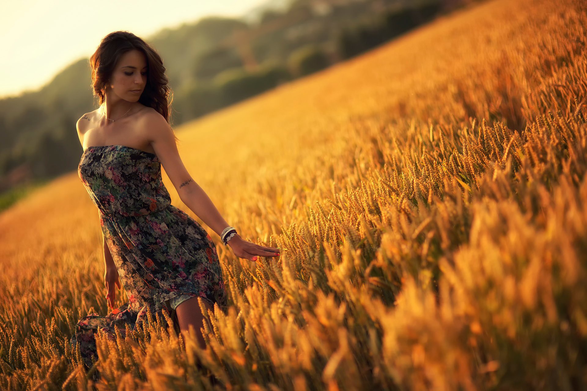 ummer girl dress the field sunset