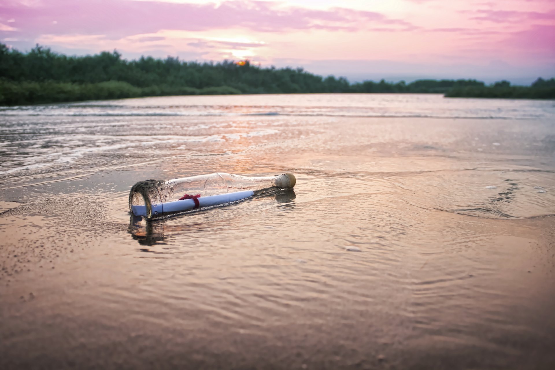 настроения пляж песок море вода волна дерево деревья листва листья небо облака бутылка послание бумага письмо размытие фон обои широкоформатные полноэкранные широкоэкранные широкоформатный