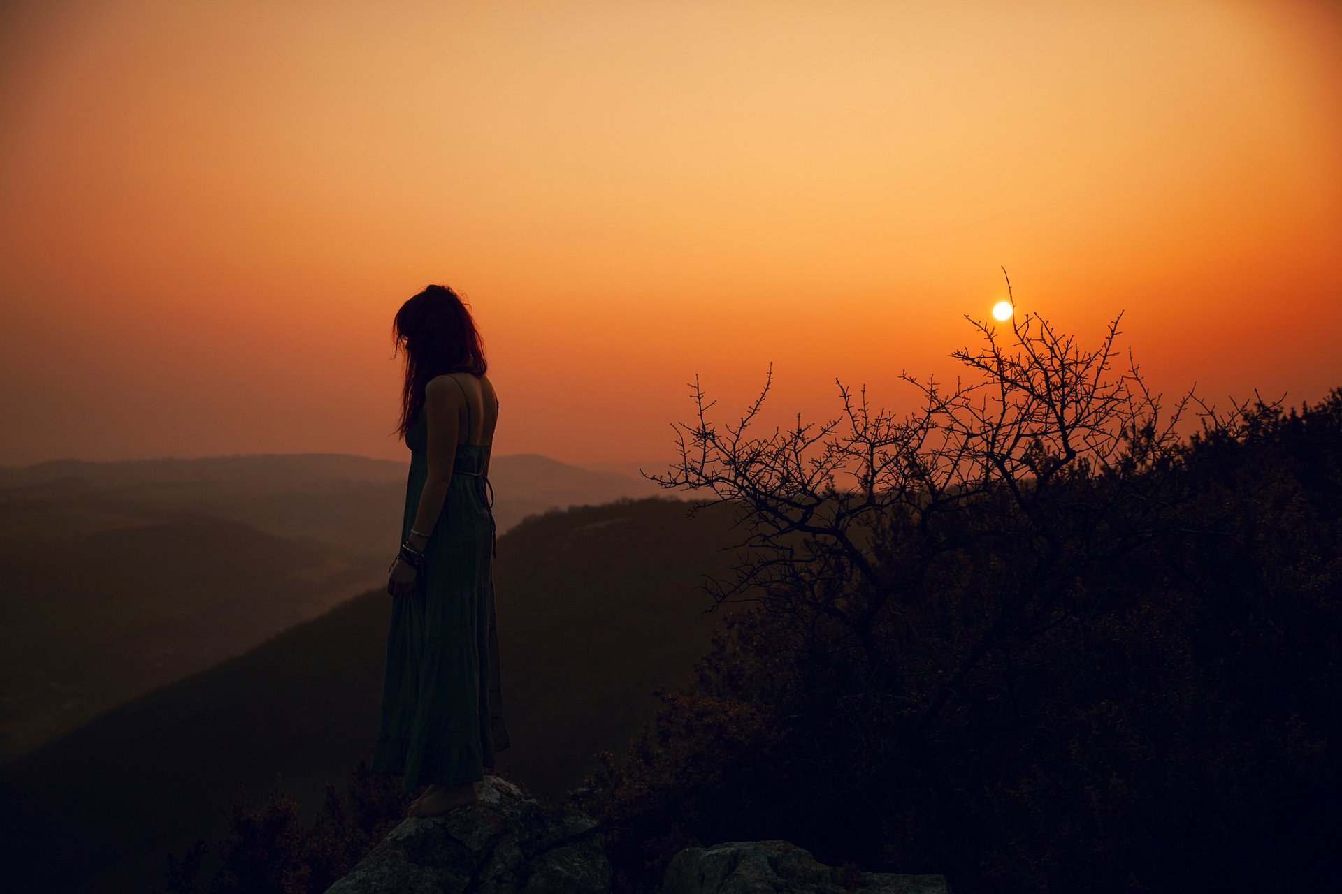 lorène rousse fille rocher coucher de soleil loin brume