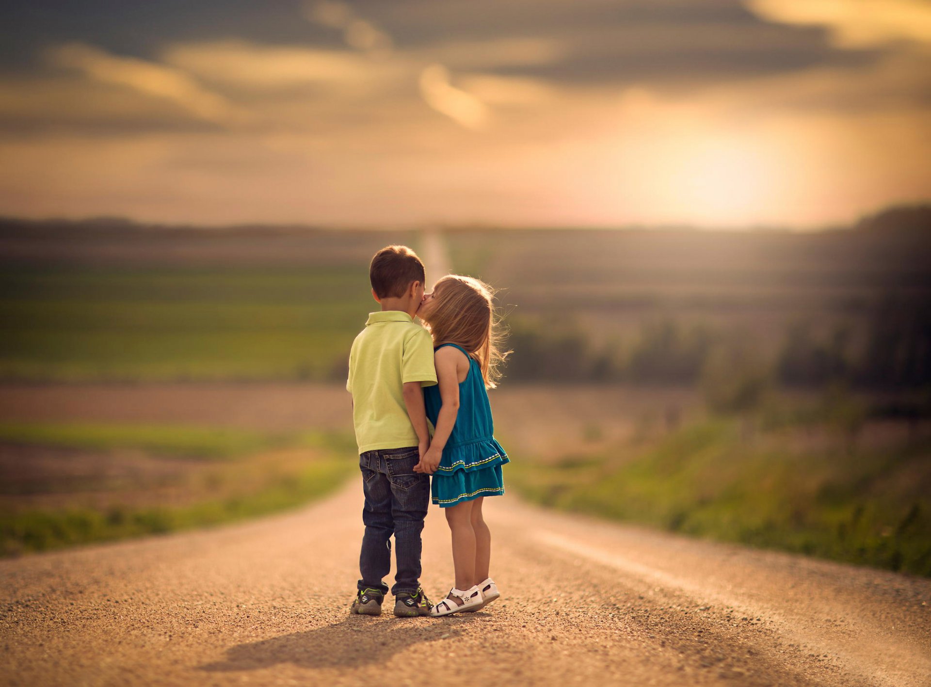 niño niña niños beso camino espacio