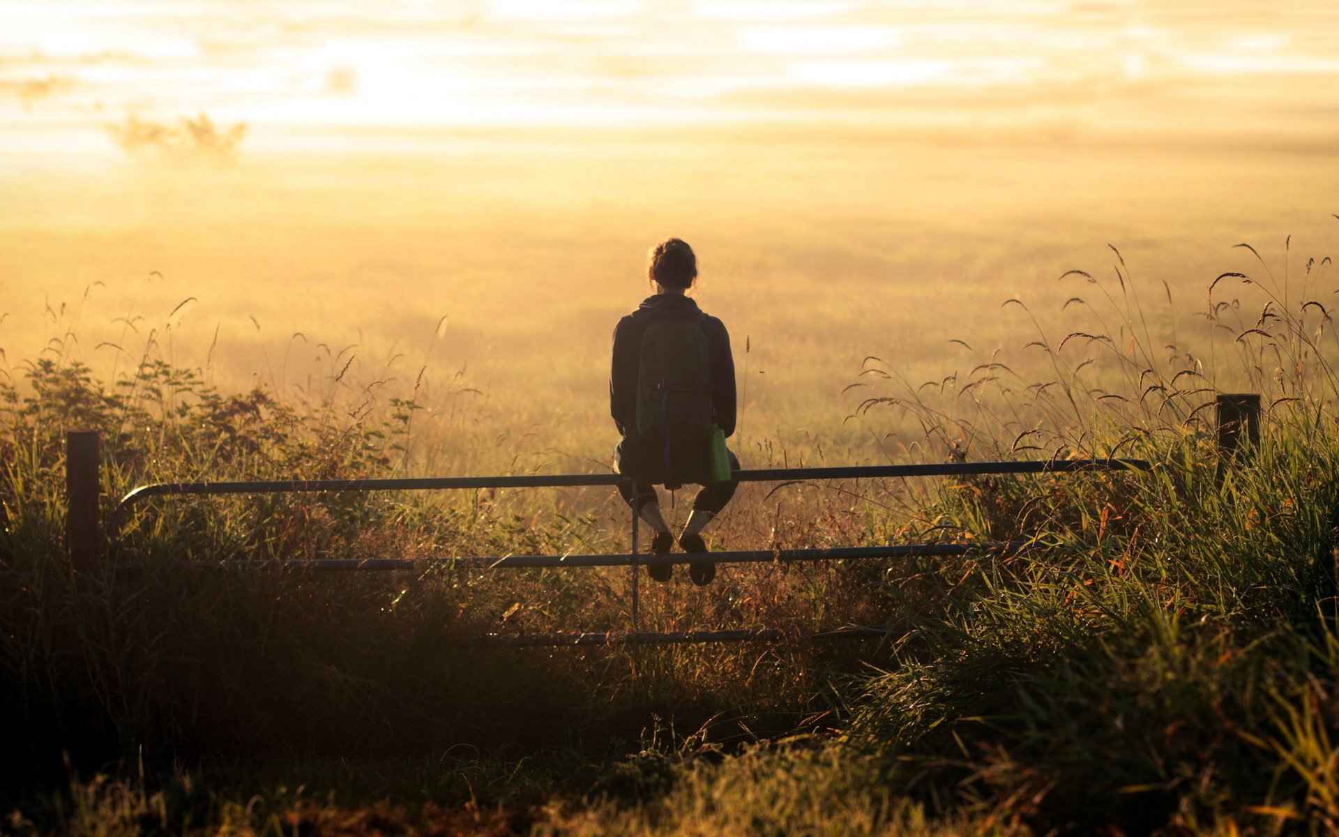 ragazza recinzione campo mattina luce umore