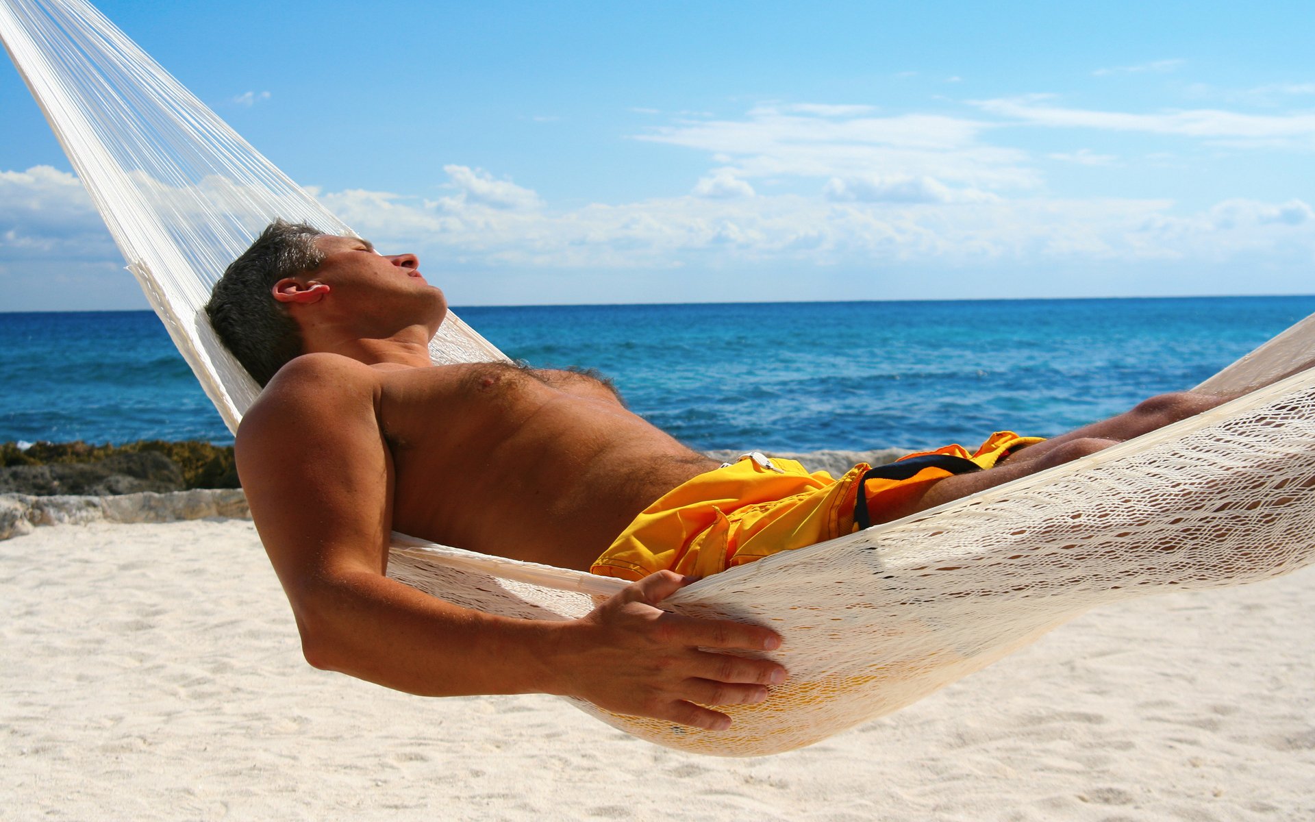 uomo amaca mare spiaggia vacanze uomo relax sfondo carta da parati widescreen schermo intero widescreen widescreen