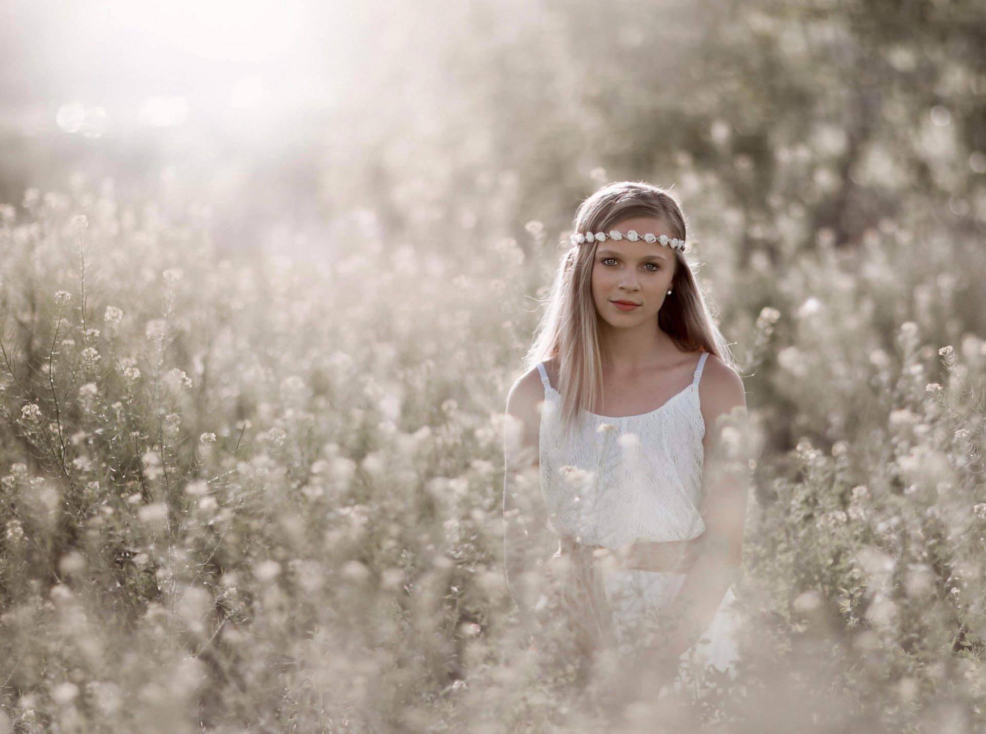 fille bébé portrait couronne de fleurs le soleil boké