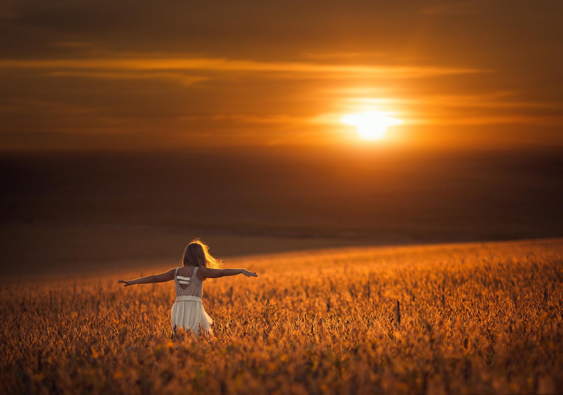 chica vestido campo sol equilibrio bokeh