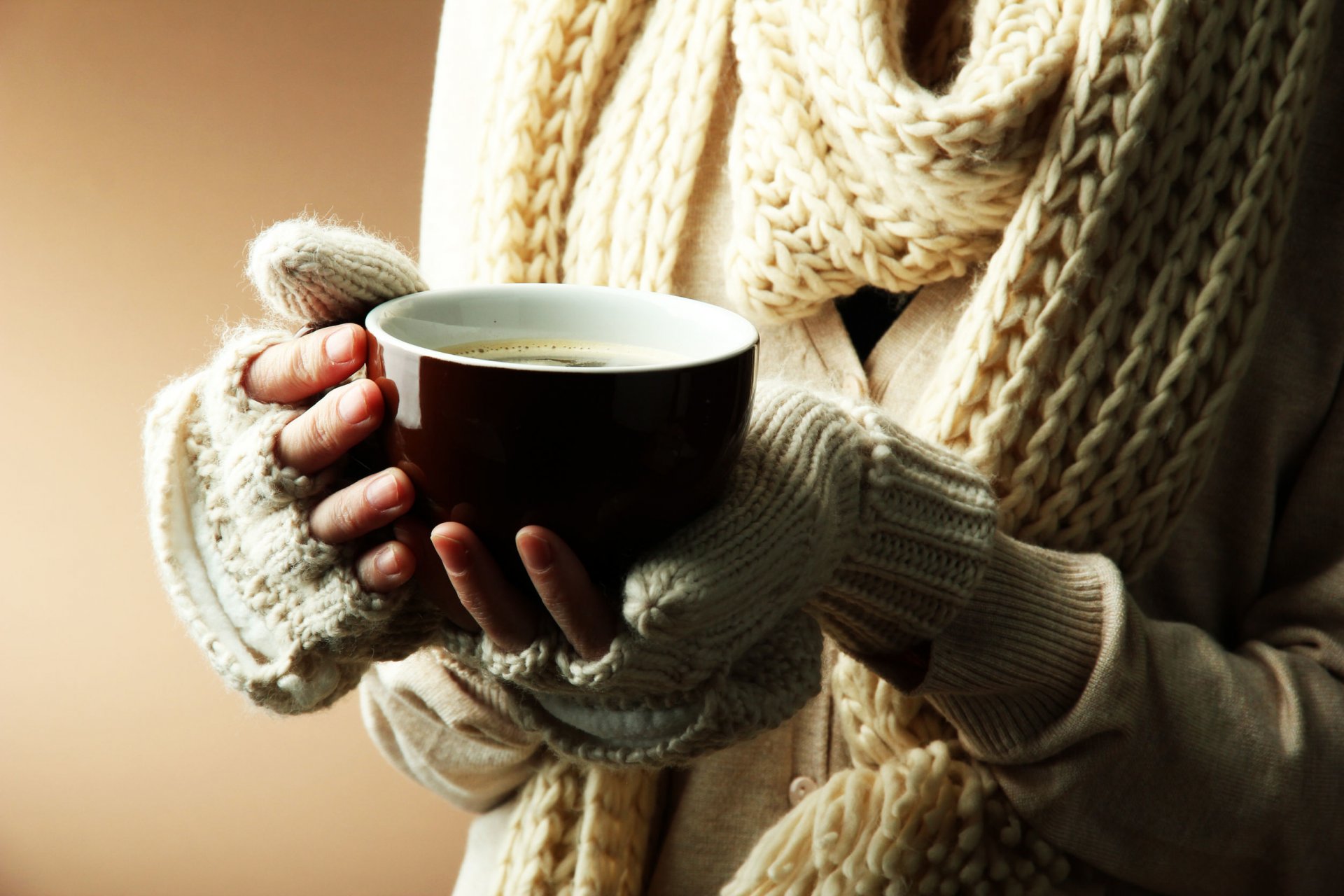 stimmung mädchen hände tasse becher warm schal gestrickt winter hintergrund tapete widescreen vollbild widescreen