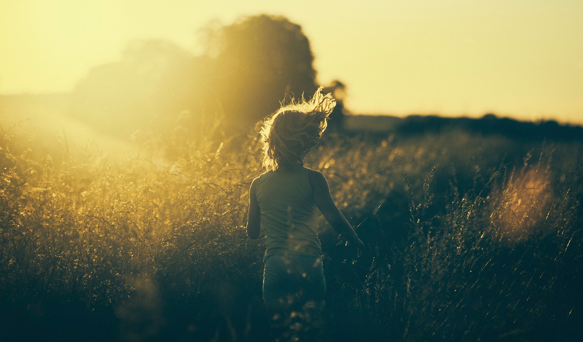 foto jahrgang mädchen laufen gras sonne