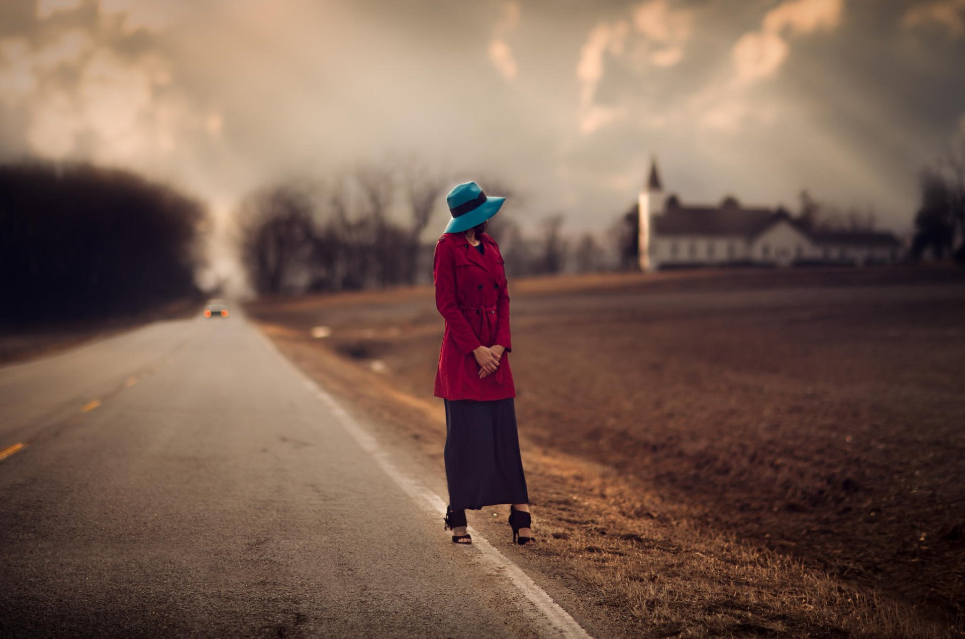 la jeune fille chapeau route terres arables le flou le bord de la route l église