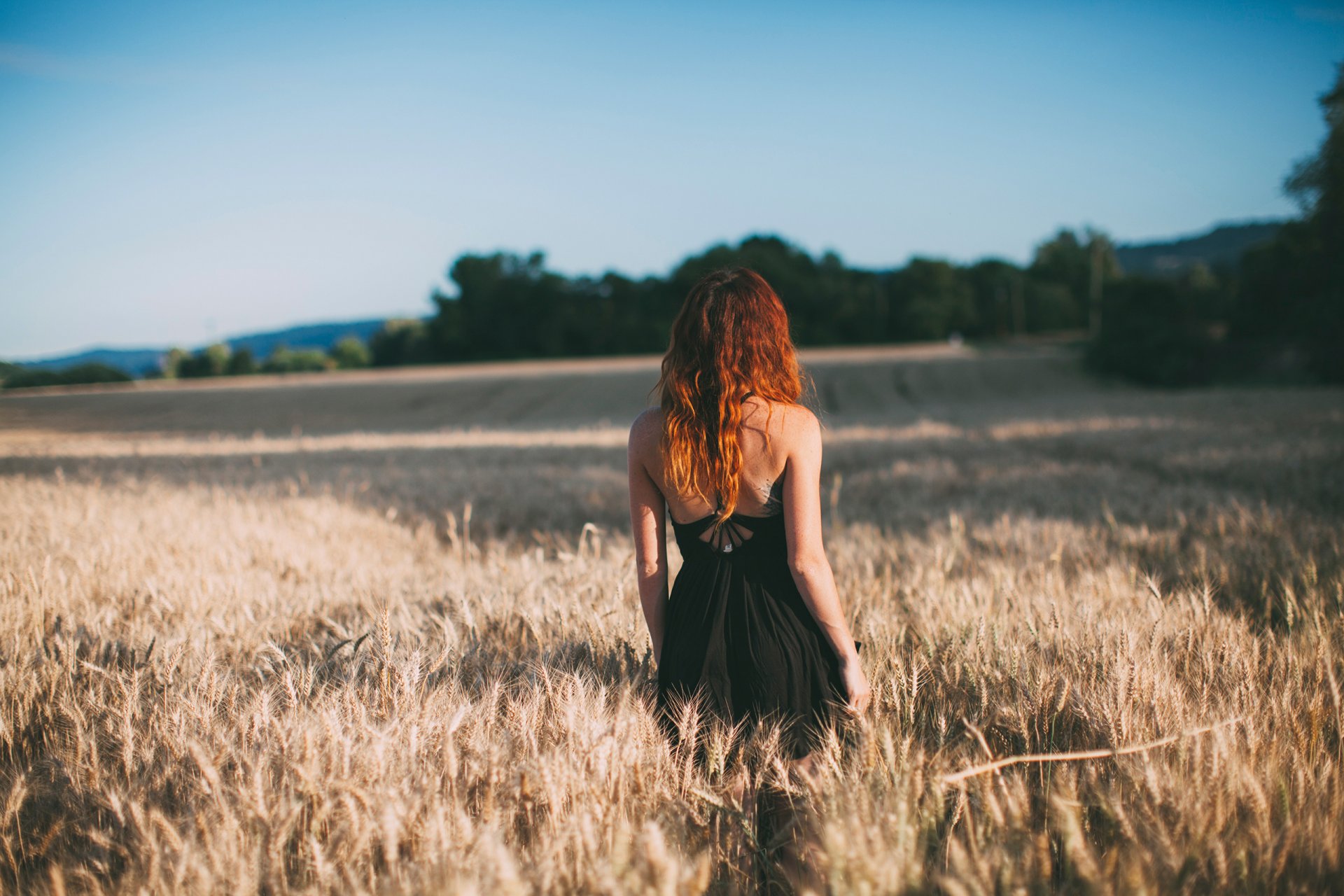 campo orecchie ragazza dai capelli rossi spalle