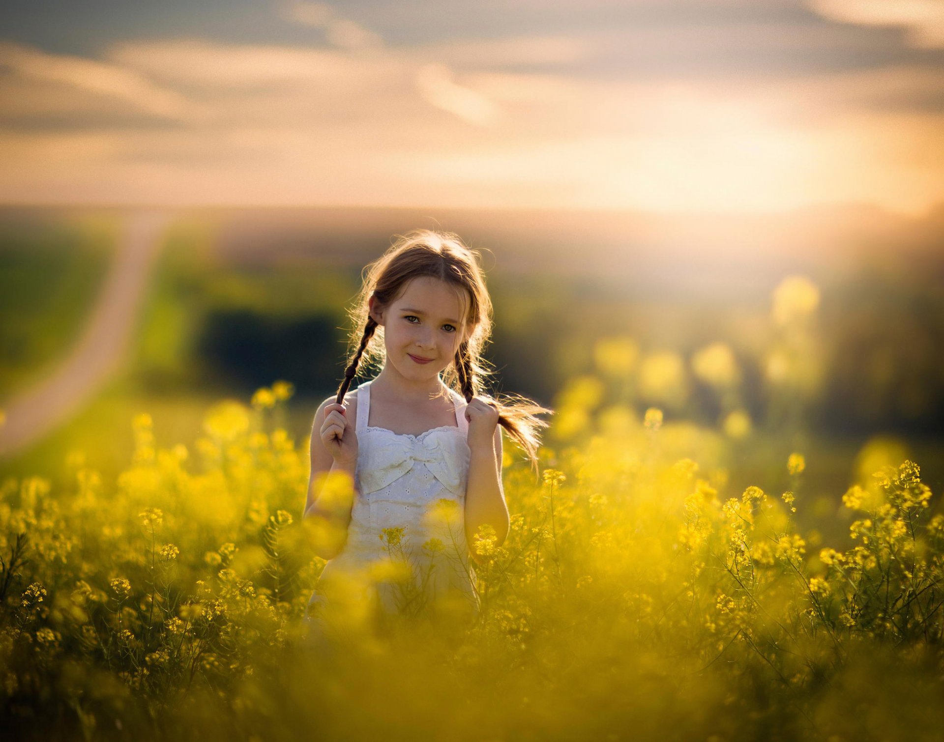 mädchen zöpfe straße weite bokeh sommer