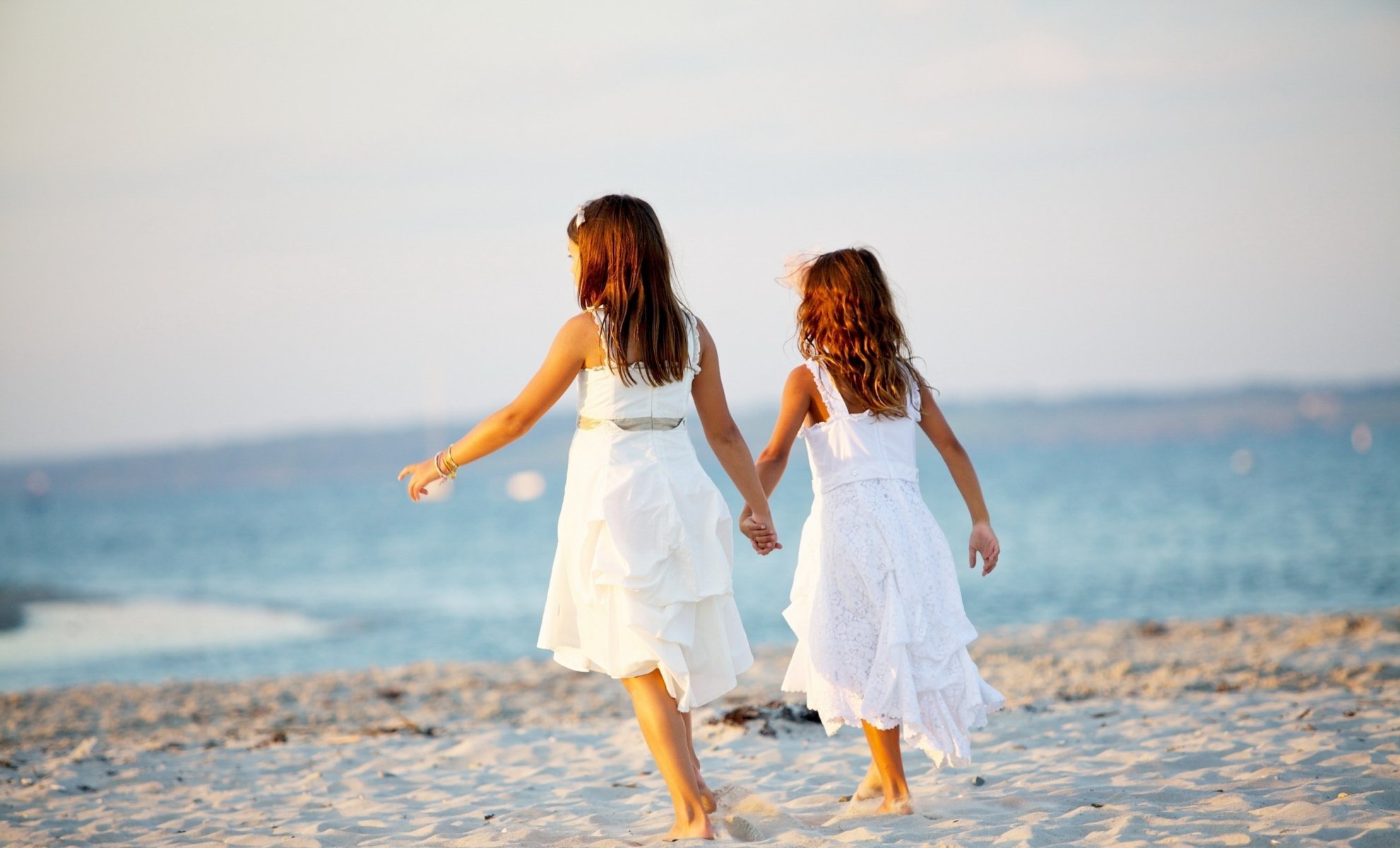 estado de ánimo niños niña niñas hermanas novias novias vestido arena playa mar ola río verano fondo papel pintado pantalla ancha pantalla completa pantalla ancha pantalla ancha