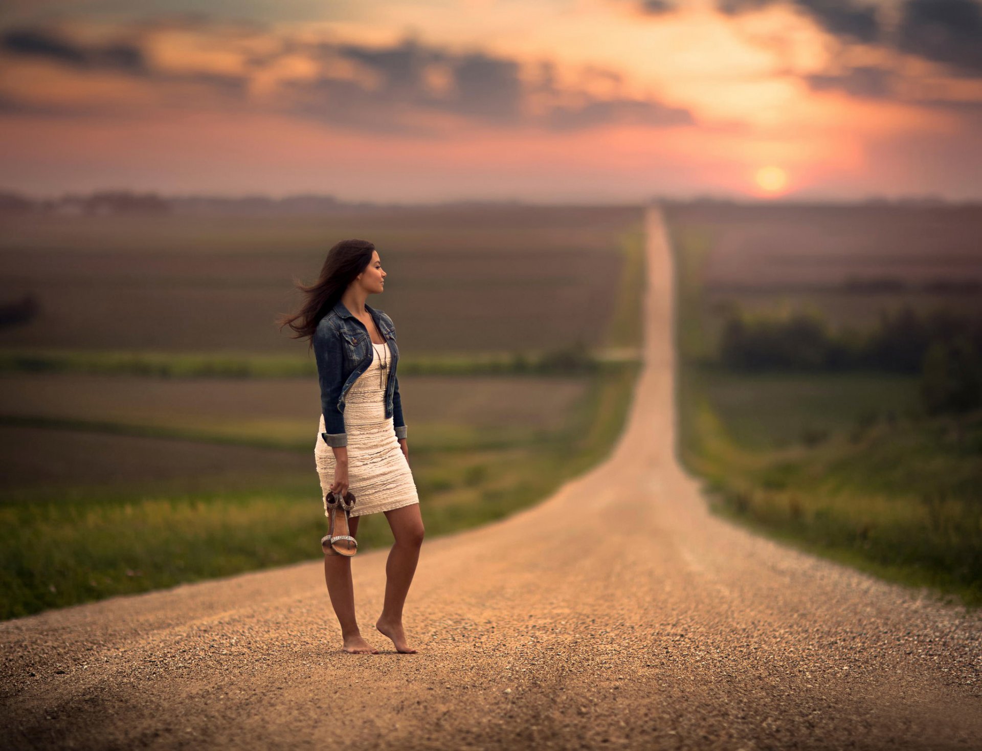 attesa ragazza scalza vestito strada spazio bokeh