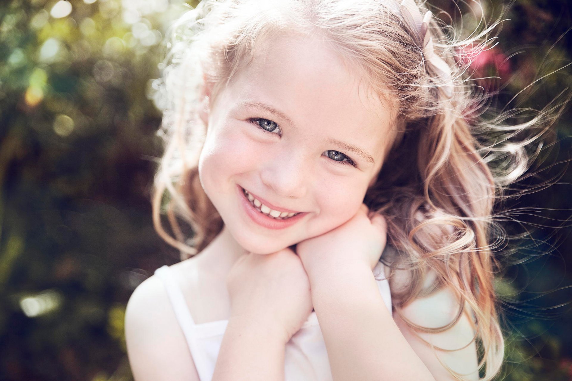 la petite fille le sourire la joie portrait