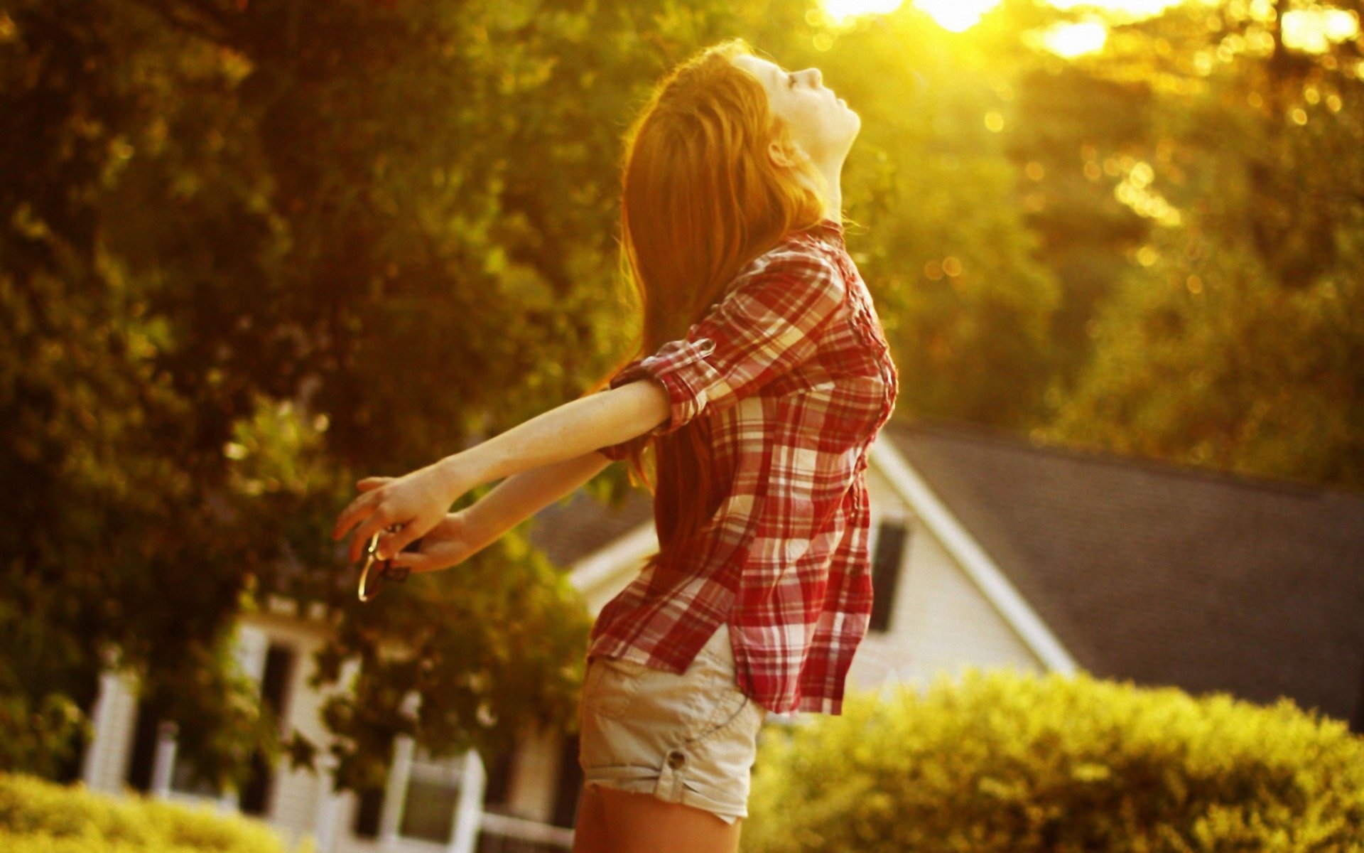 ragazza tramonto camicia rossa all aperto capelli lunghi capelli donne sole luce pantaloncini