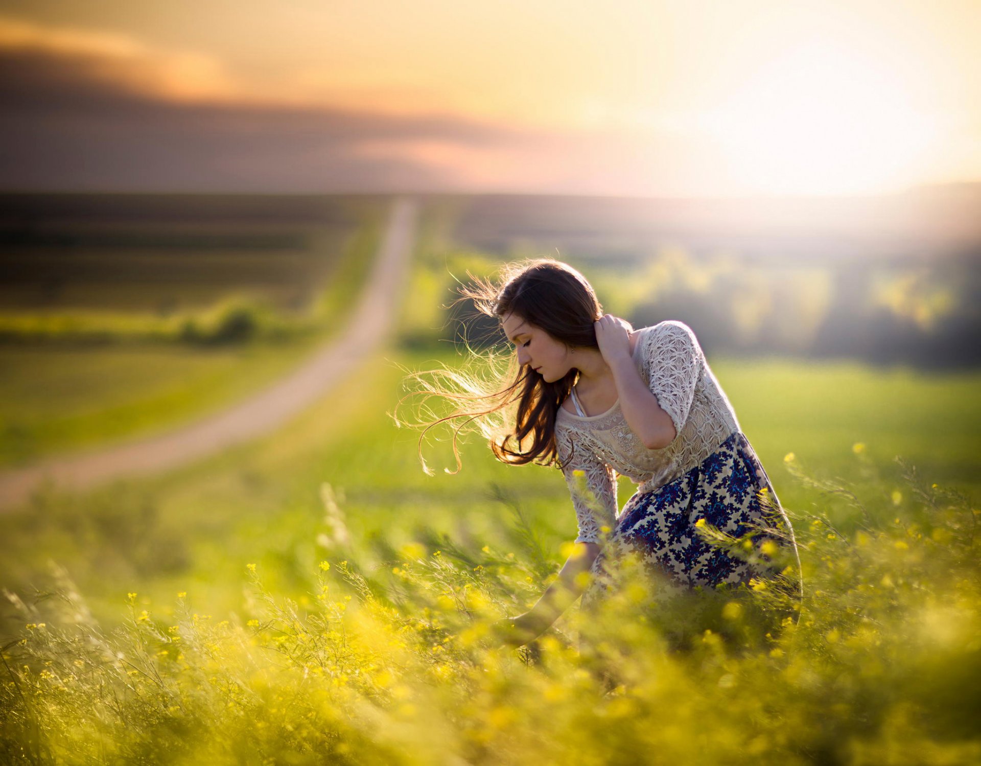 ragazza campo strada spazio vento