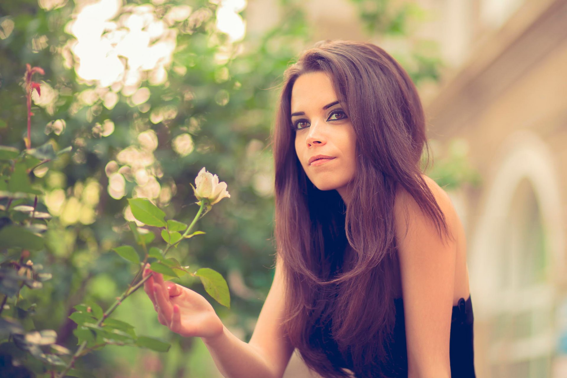 ojos marrones chica rosa flor