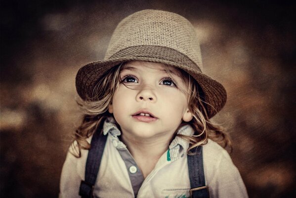 Le portrait d une fille dans le chapeau