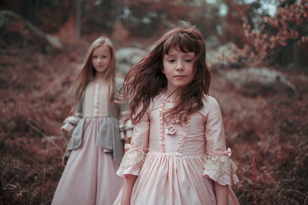 Les filles avec de longs cheveux dans une belle forêt