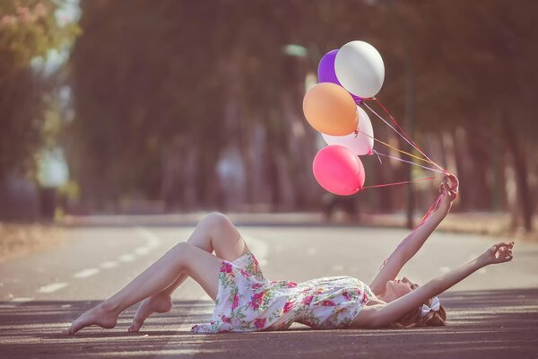 La jeune fille sur la route se trouve avec des boules