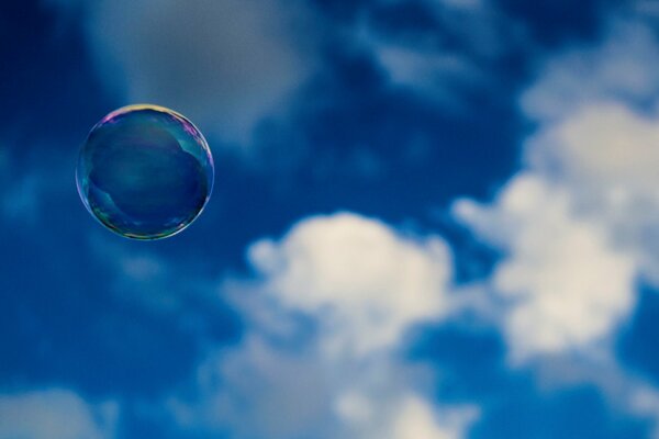 Ein Tropfen Wasser auf einem Hintergrund von Wolken