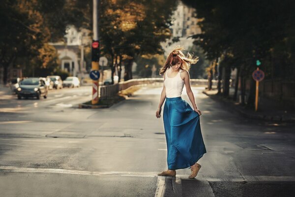 Chica en el camino por la mañana