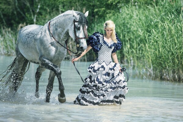 Caminar con un caballo en agua fría