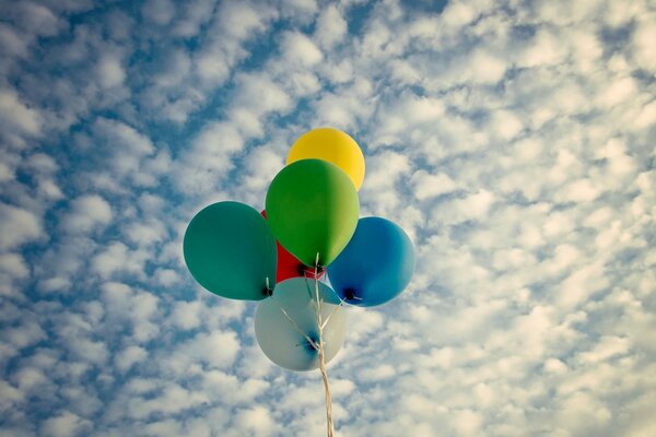 Globos en el cielo azul de la nube