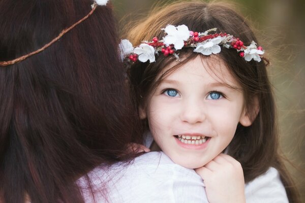 Maman avec sa fille dans une Couronne