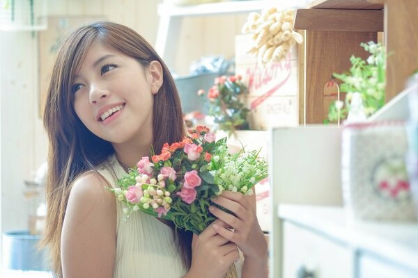 Asiatische Mädchen mit einem Blumenstrauß