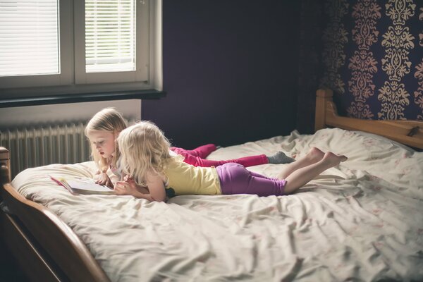 Fotos de niños. Las chicas estudian el libro