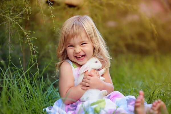 Fille avec un lapin assis sur l herbe