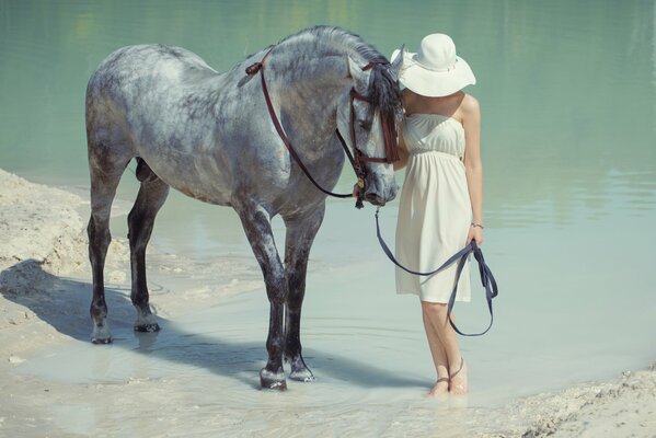 Mujer con sombrero pasea a caballo