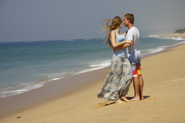 Couple d amoureux debout au bord de la mer