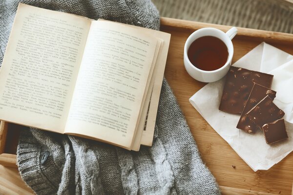 Ein ruhiger Abend in Begleitung von Kaffee und Büchern