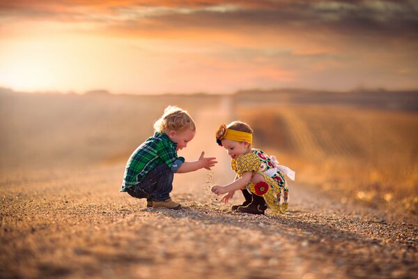 Foto von Kindern auf dem Hintergrund einer sandigen Straße