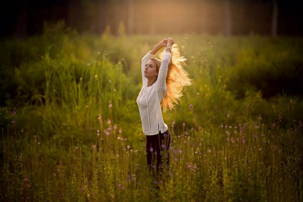 Une chaude soirée d été de la belle jeune fille