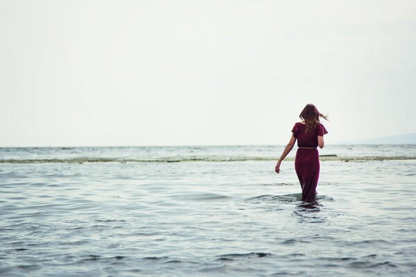 Brunette va dans l eau à l horizon