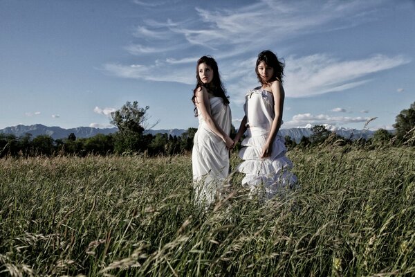 Les filles en robes blanches, et dans le champ vert