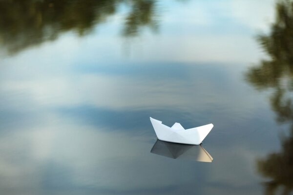 Blanc bateau sur l eau, une grande